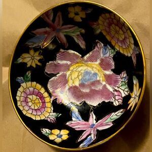 Vintage Da Qing Qianlong Nhi Chinese Polychrome Fruit bowl Hand painted